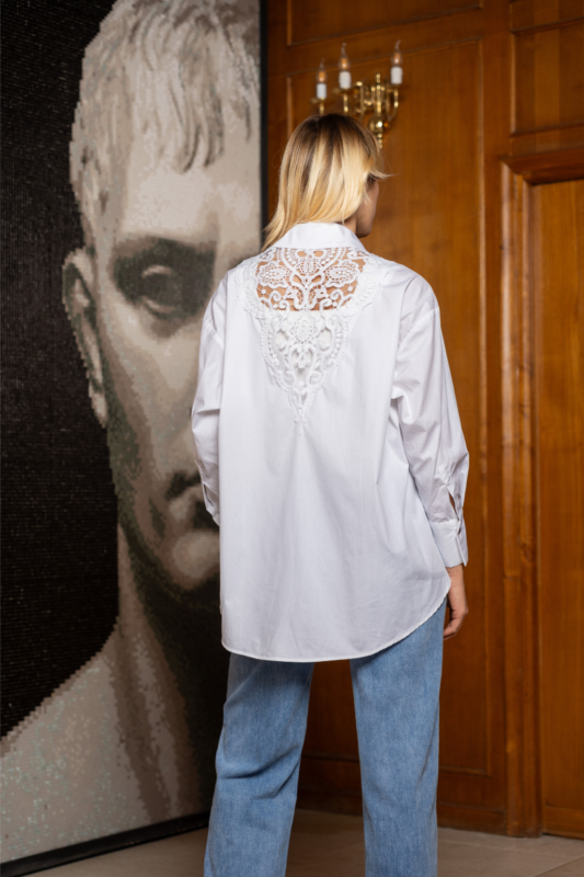 Camicia bianca con inserto in pizzo posteriore