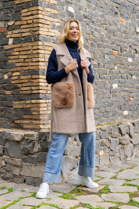 Gilet Smanicato beige in Tessuto Chevron con Tasche in Eco-Pelliccia