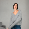 Maglione morbido scollo a V – Grigio